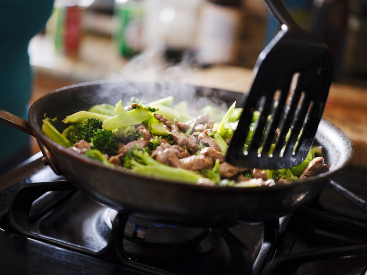 Pre-Seasoned Cast Iron Skillet With Pouring Lips For Cooking Bake