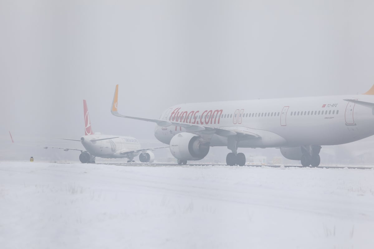 Weather: Passengers facing travel disruption as Met Office issues new snow and ice warnings