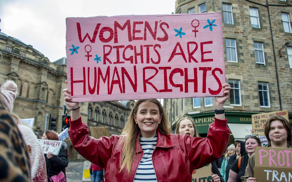 Nine pictures of UK Women’s March in Scottish city