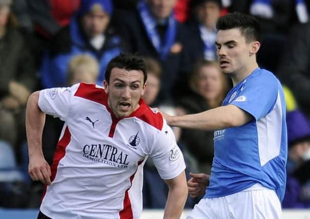 David Smith and Ian McShane tussle for the ball. Picture: Michael Gillen