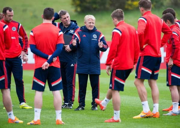 04/06/15 
SCOTLAND TRAINING
MARR HALL - BISHOPTON
Scotland manager Gordon Strachan (centre) addresses his squad