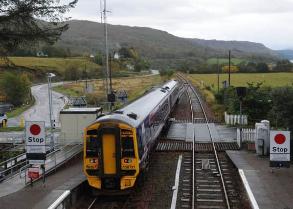 Stèisean Shrath Pheofhair an-diugh, s e ann an deagh thrum, le gach nì na àite fhathast ach na rèileachan. Clì, Stèisean Shrath Carrann: an tig an latha bhios e comasach a-rithist trèana a ghabhail on Chaol gu Srath Pheofhair?