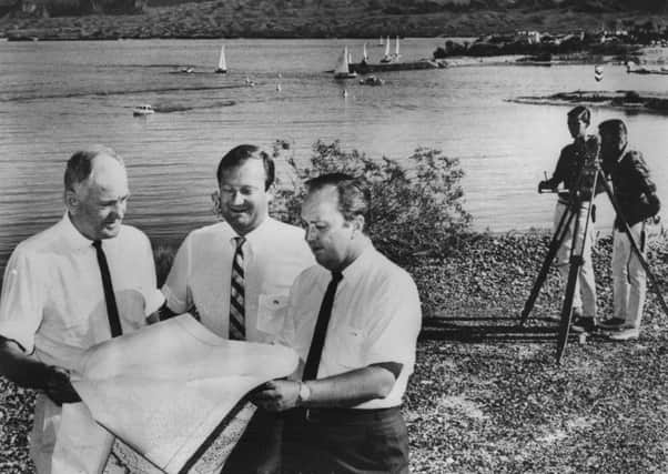 19th April 1968:  Surveying at Lake Havusa, Arizona, prior to re-erecting London Bridge on the site.  Picture: Central Press/Getty Images)