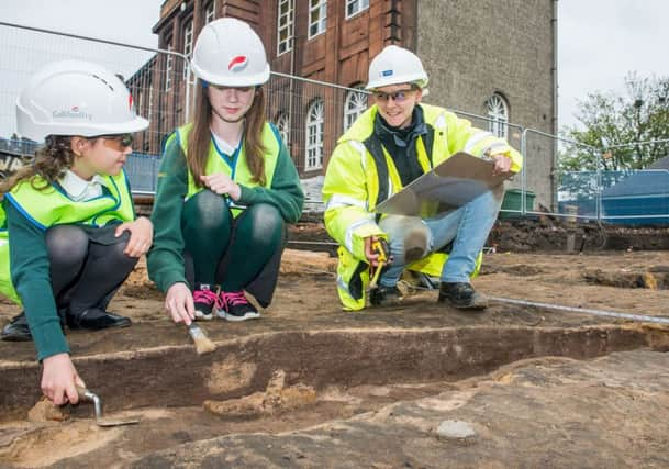 Amelia Soffe 5, Louise Doyle 10 and Osteoarchseologist Megan Stoakley examien the find. Picture: Ian Georgeson