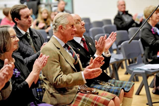 Am Prionnsa Tearlach, Tighearna nan Eilean, an lathair aig farpais seinn comhla ri Ceann-suidhe a Chomuinn Ghaidhealaich, Iain MacLeoid