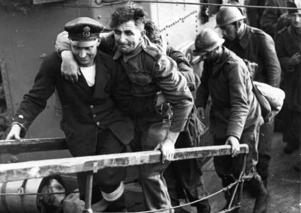 DUNKIRK 1940
EVACUATION OF DUNKIRK
BRITISH EXPEDITIONARY FORCE WOUNDED BEING CARRIED ASHORE ON ARRIVAL AT ENGLISH PORT. FRENCH TROOPS BEHIND