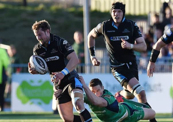 Peter Horne gets away from Connachts Tiernan OHalloran as Tim Swinson looks on. Picture: SNS/SRU